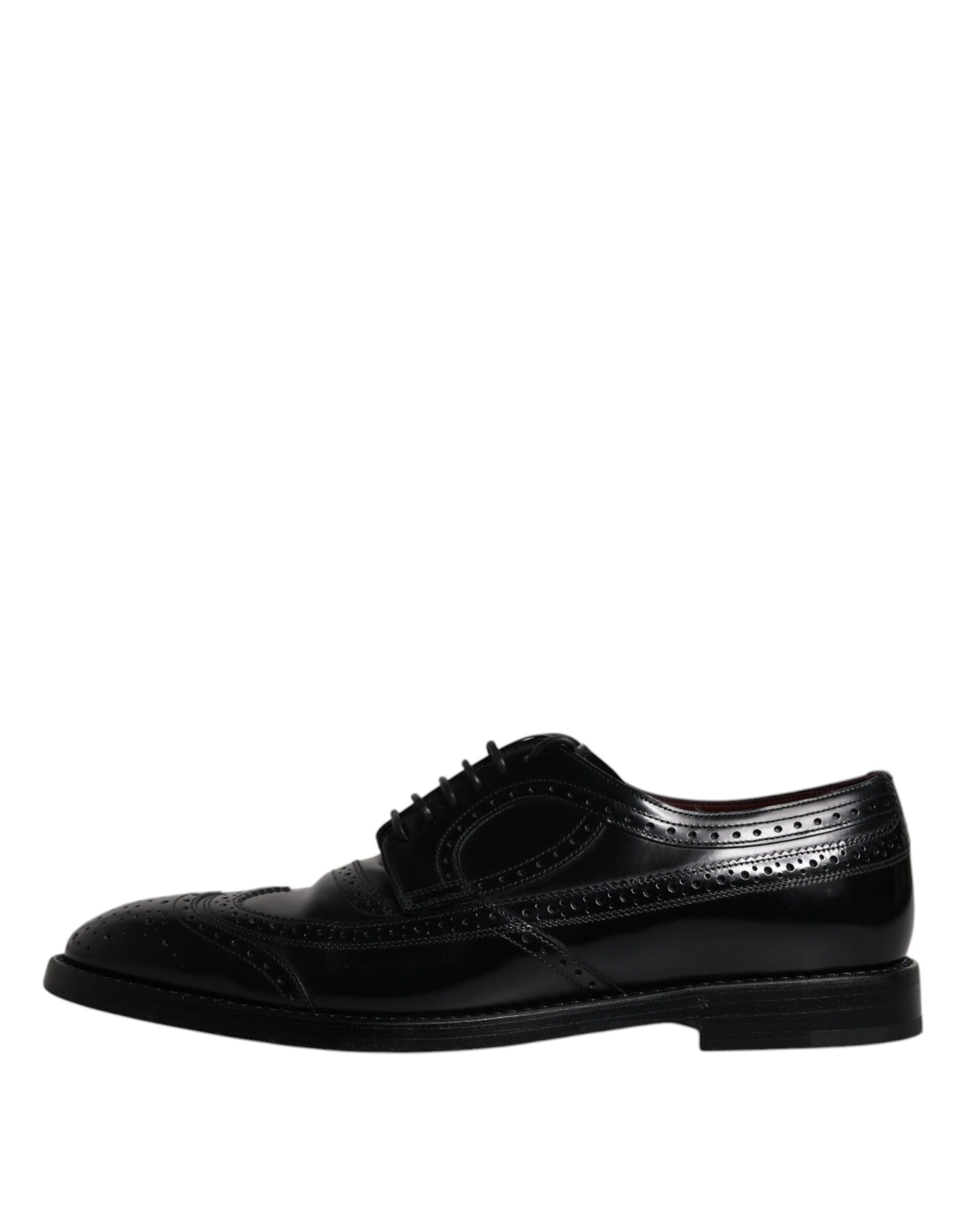 Chaussures habillées en cuir noir, style derby à bout pointu.
