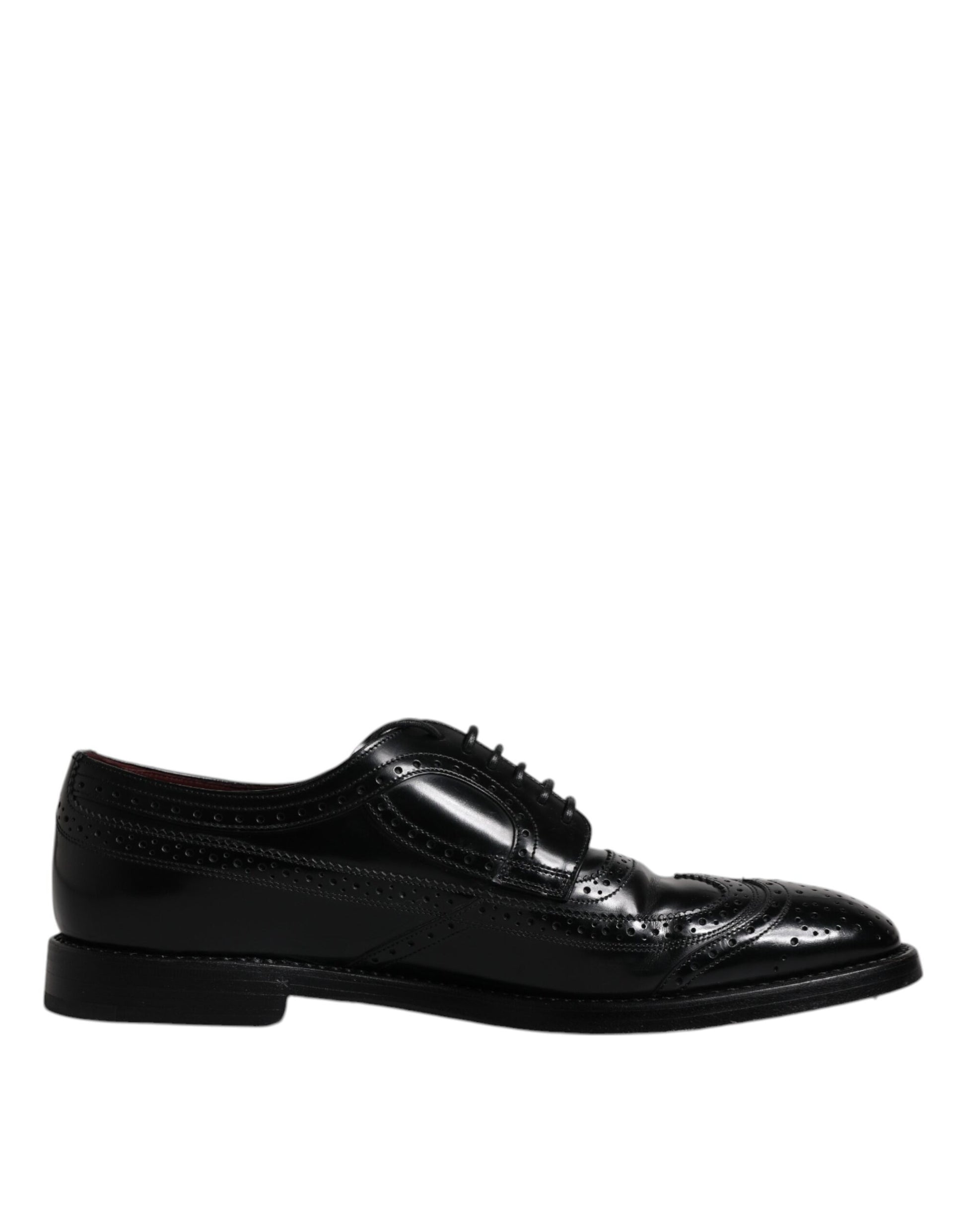 Chaussures habillées en cuir noir, style derby à bout pointu.