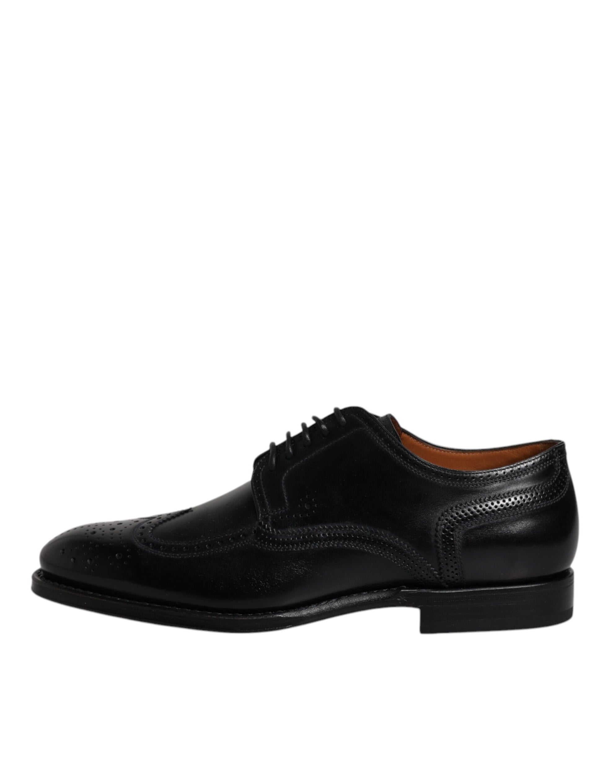 Chaussures habillées en cuir noir, style derby à bout pointu.