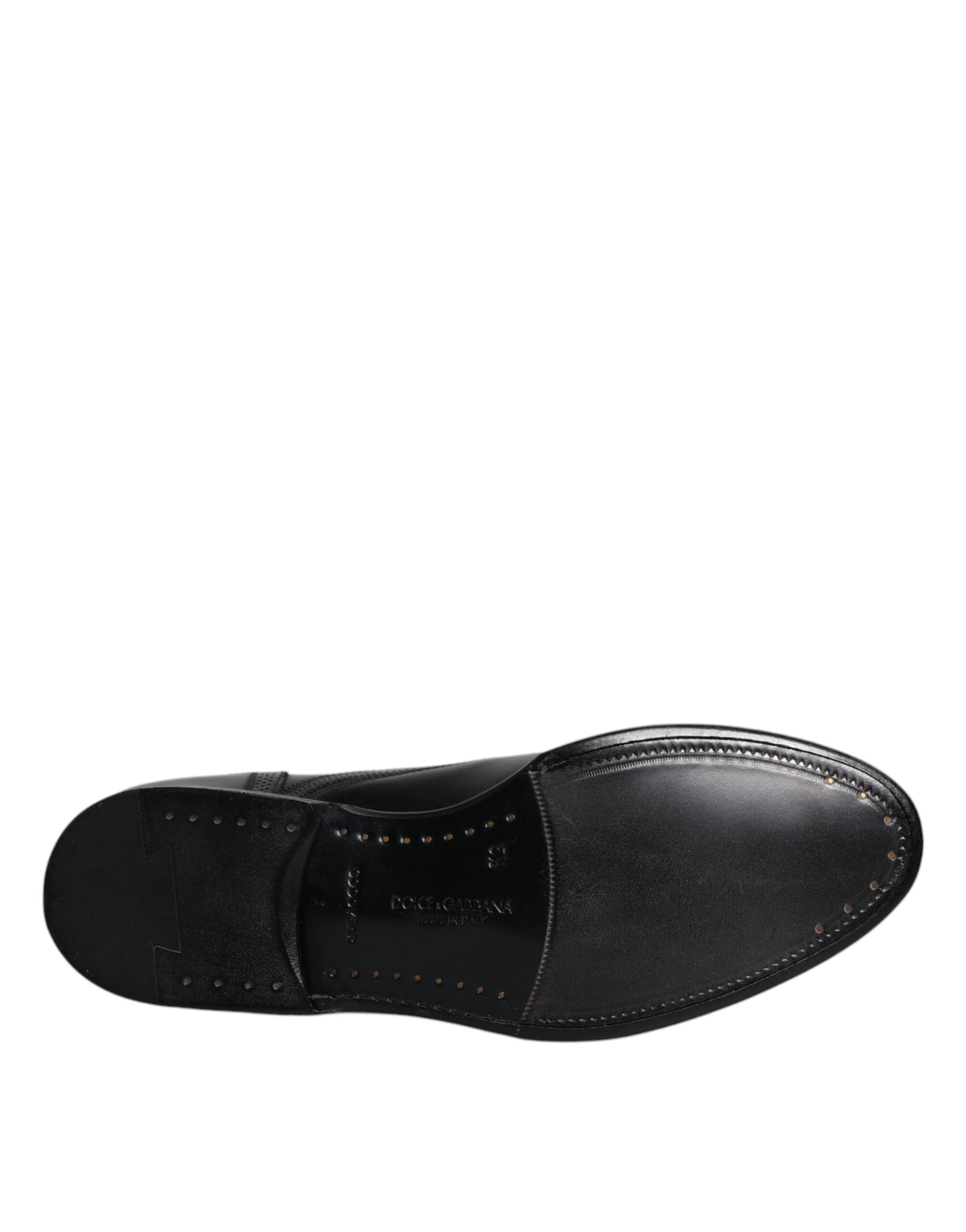 Chaussures habillées en cuir noir, style derby à bout pointu.