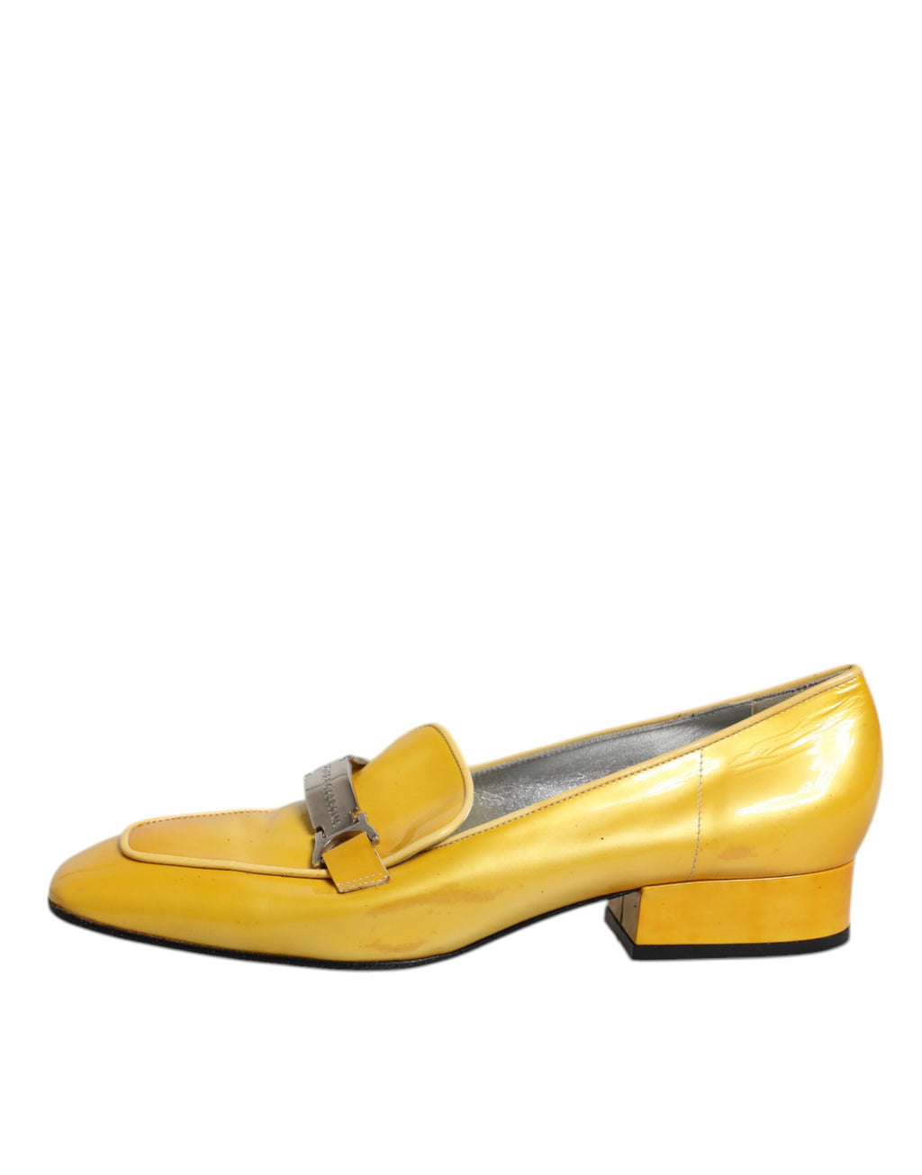 Mocassins à enfiler en cuir jaune avec plaque logo.