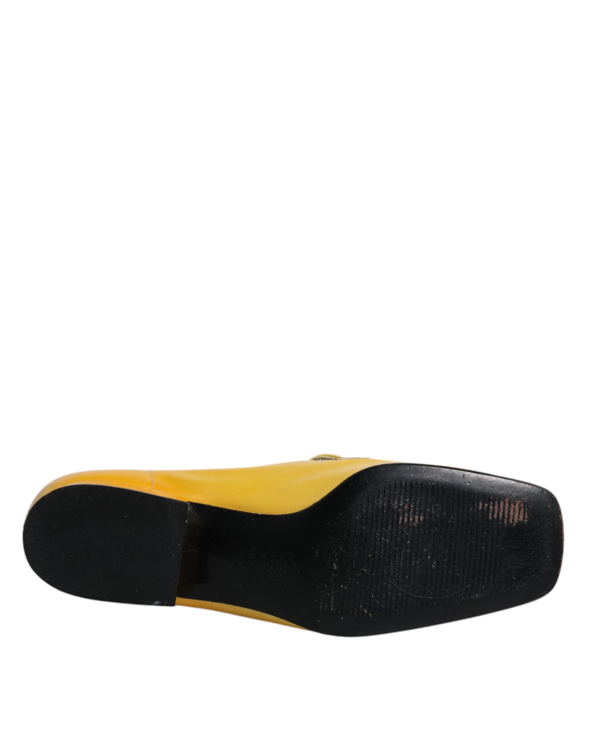 Mocassins à enfiler en cuir jaune avec plaque logo.
