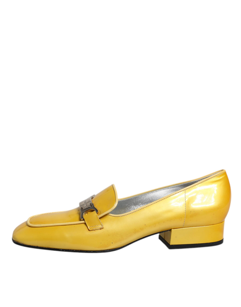 Mocassins à enfiler en cuir jaune avec plaque logo.