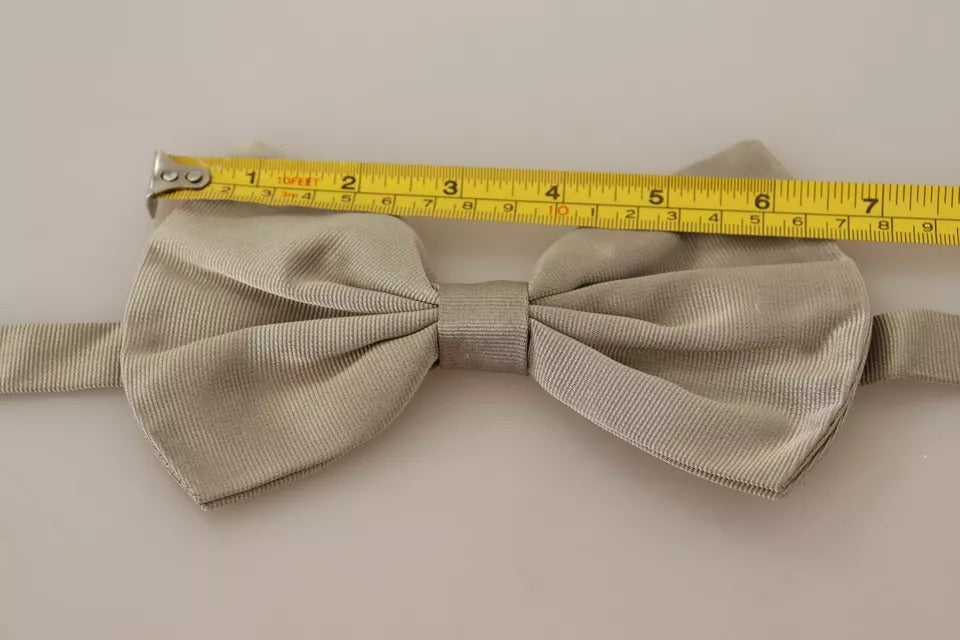 Papillon de cravate réglable en soie 100% argenté gris.