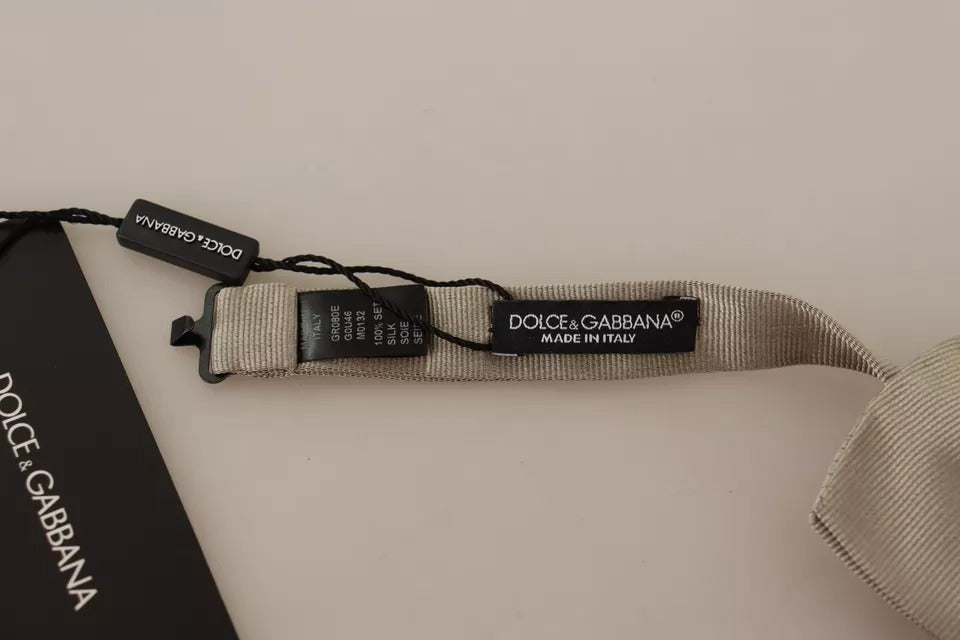 Papillon de cravate réglable en soie 100% argenté gris.
