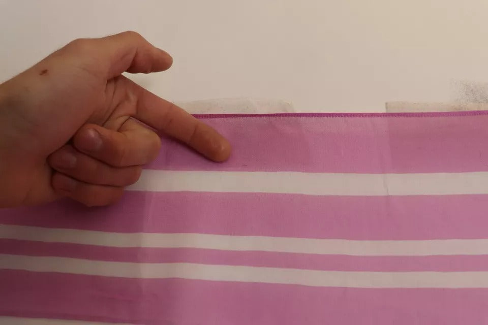Écharpe foulard à rayures roses et blanches, style Cannes.