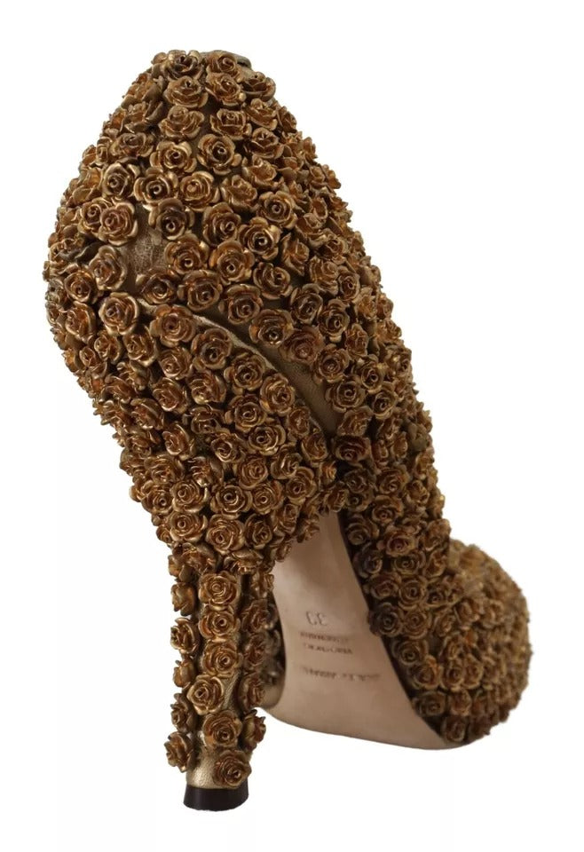 Escarpins à talons ornés de roses dorées