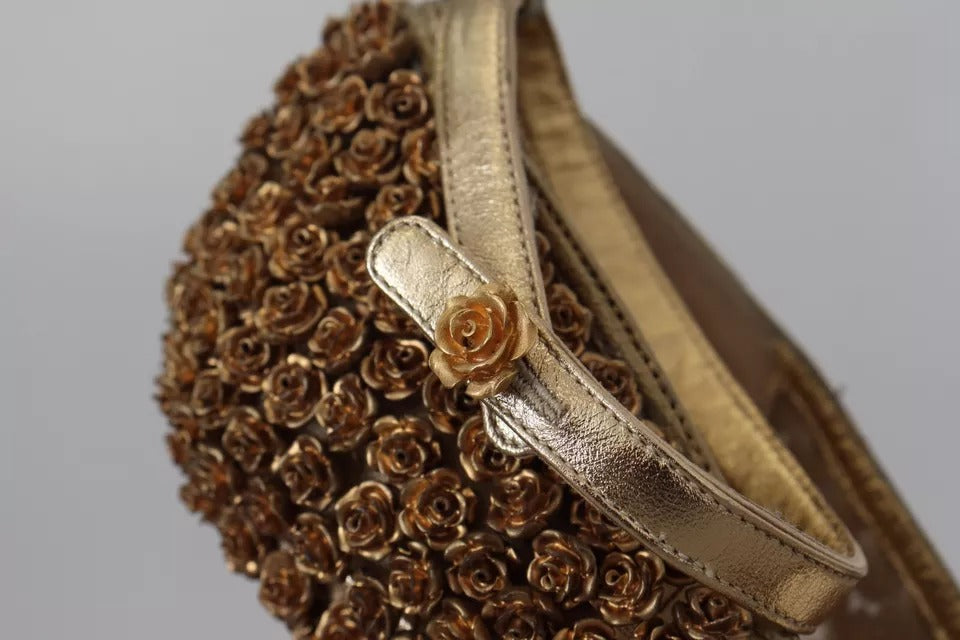 Escarpins à talons ornés de roses dorées