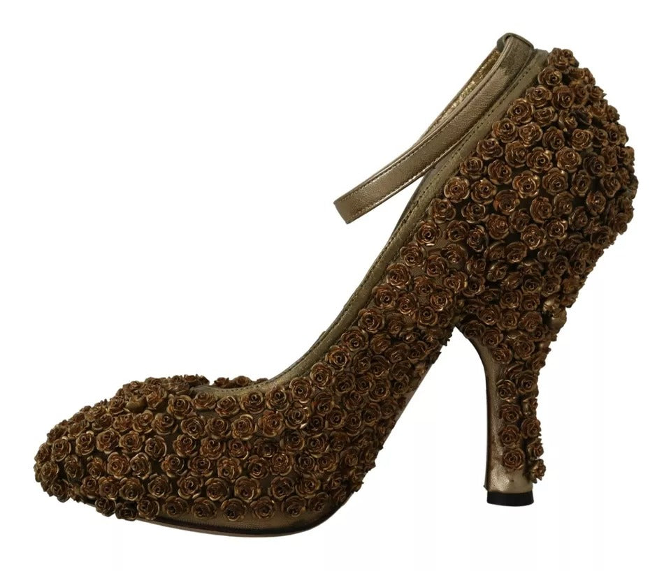 Escarpins à talons ornés de roses dorées