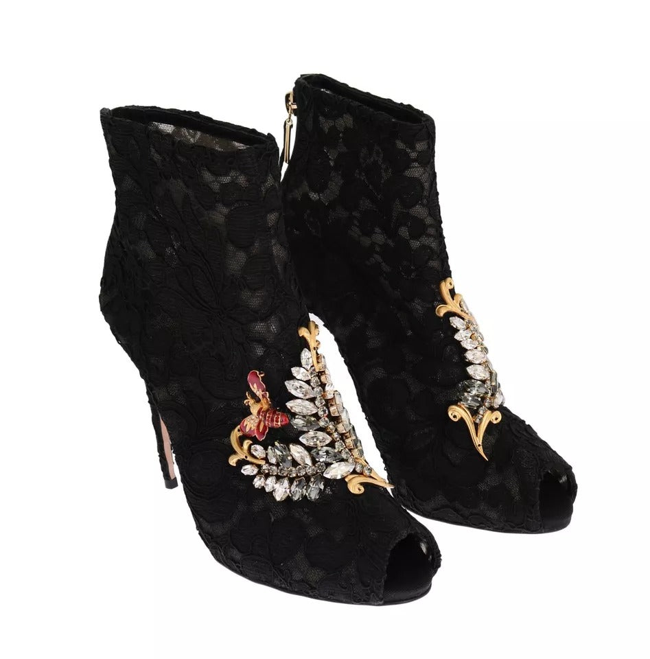 Bottines à lacets en dentelle noire avec talons aiguilles.