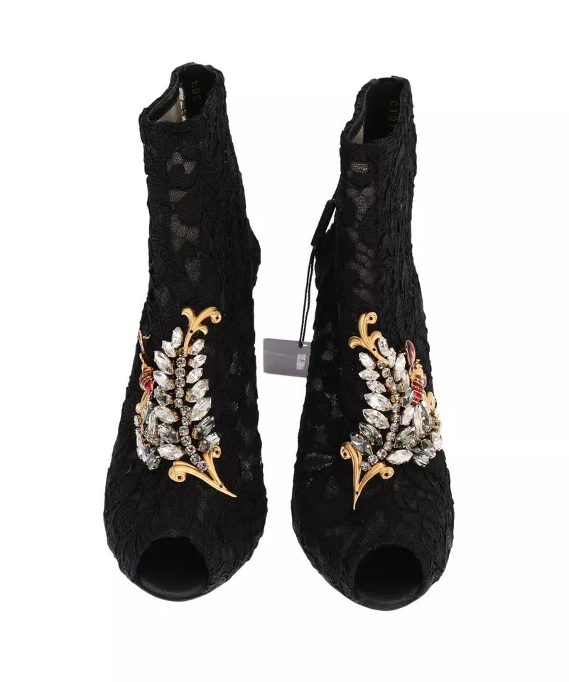 Bottines à lacets en dentelle noire avec talons aiguilles.