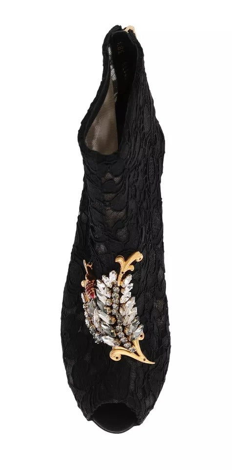Bottines à lacets en dentelle noire avec talons aiguilles.
