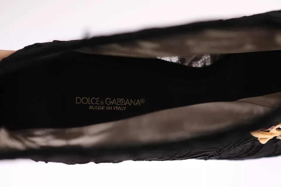 Bottines à lacets en dentelle noire avec talons aiguilles.