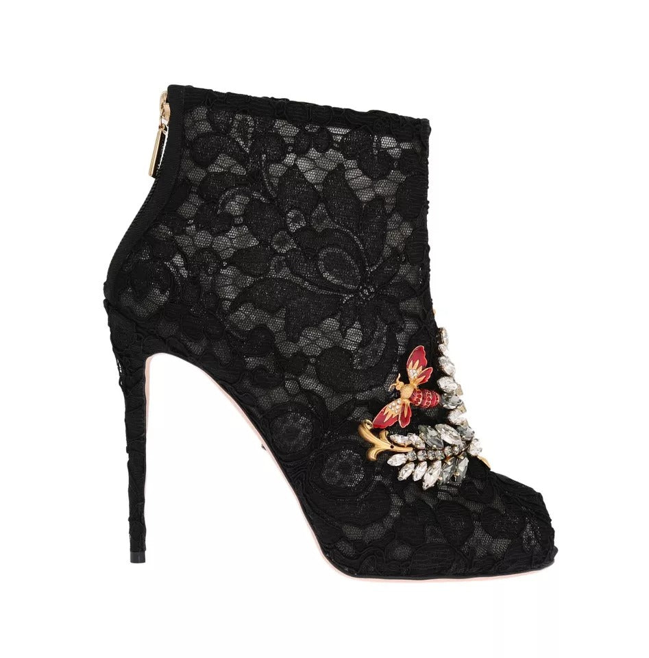 Bottines à lacets en dentelle noire avec talons aiguilles.
