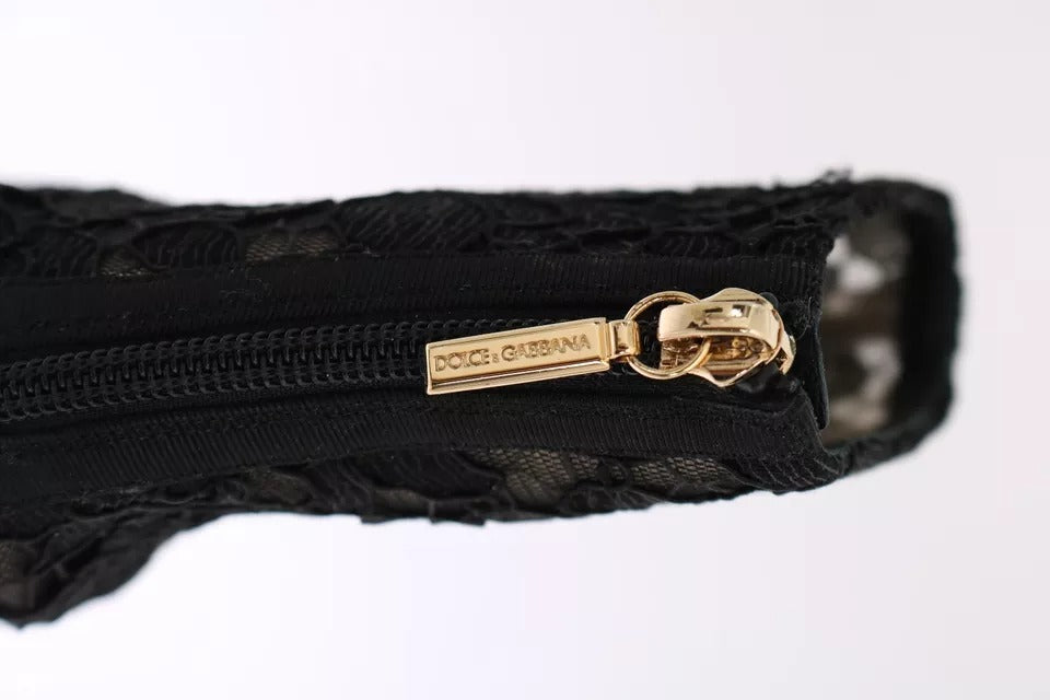 Bottines à lacets en dentelle noire avec talons aiguilles.