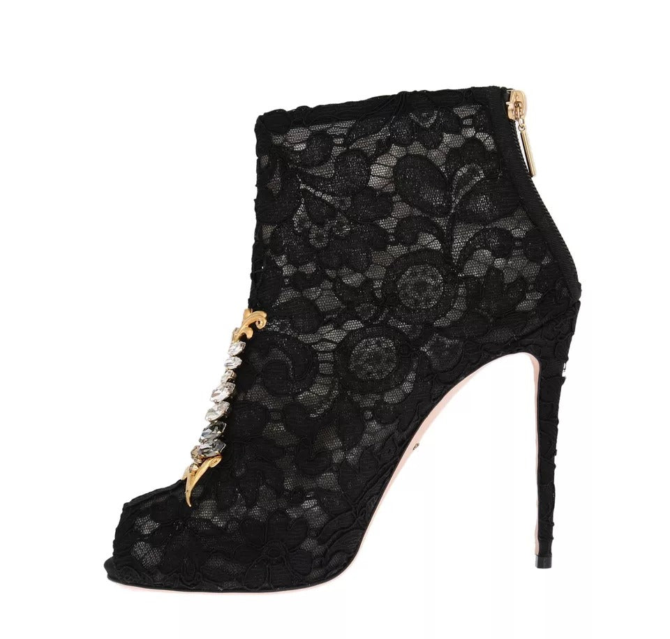 Bottines à lacets en dentelle noire avec talons aiguilles.