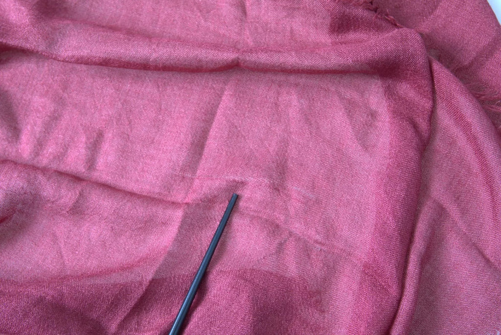 Écharpe-écharpe en cachemire tricoté, couleur bordeaux, avec franges.