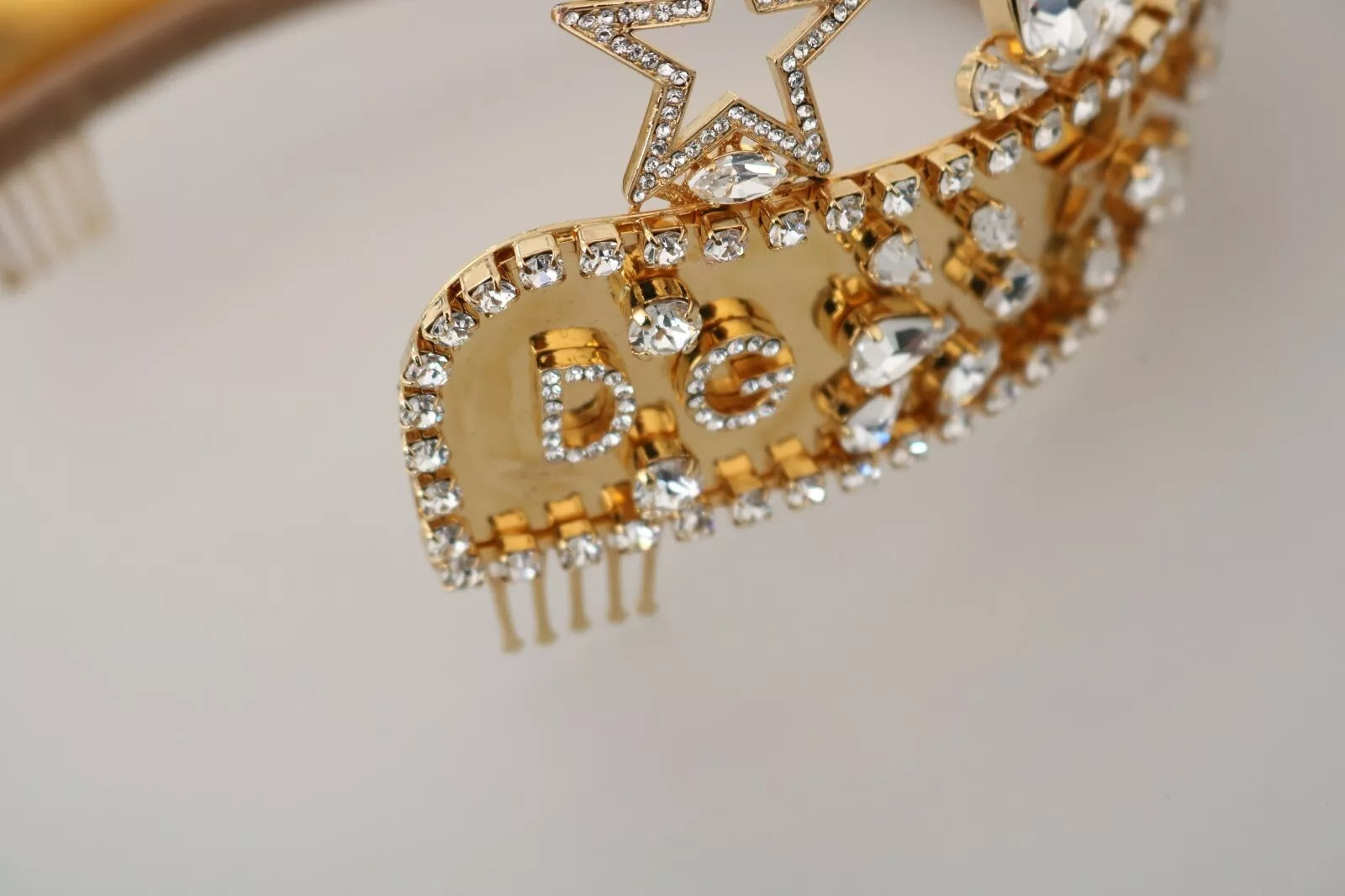 Couronne, diadème, logo en strass, cristal doré, étoile.