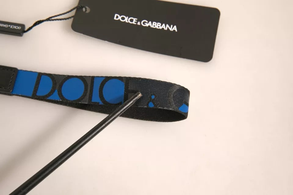 Porte-clés en polyester bleu avec logo, support en laiton argenté.