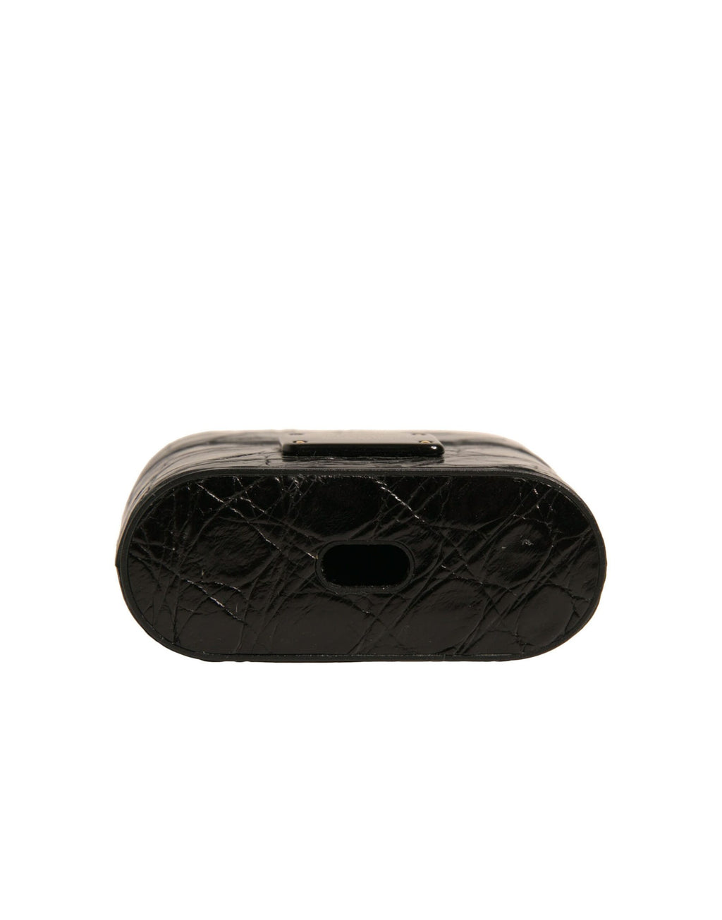 Étui pour Airpods en cuir noir avec plaque métallique portant le logo.