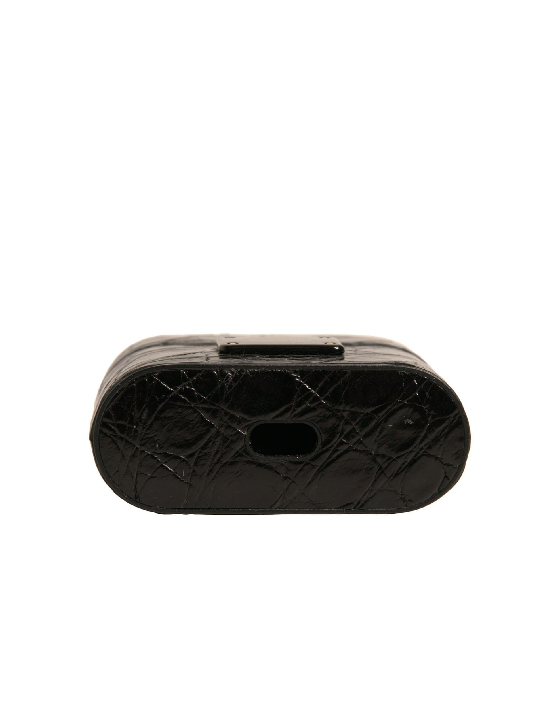 Étui pour Airpods en cuir noir avec plaque métallique portant le logo.