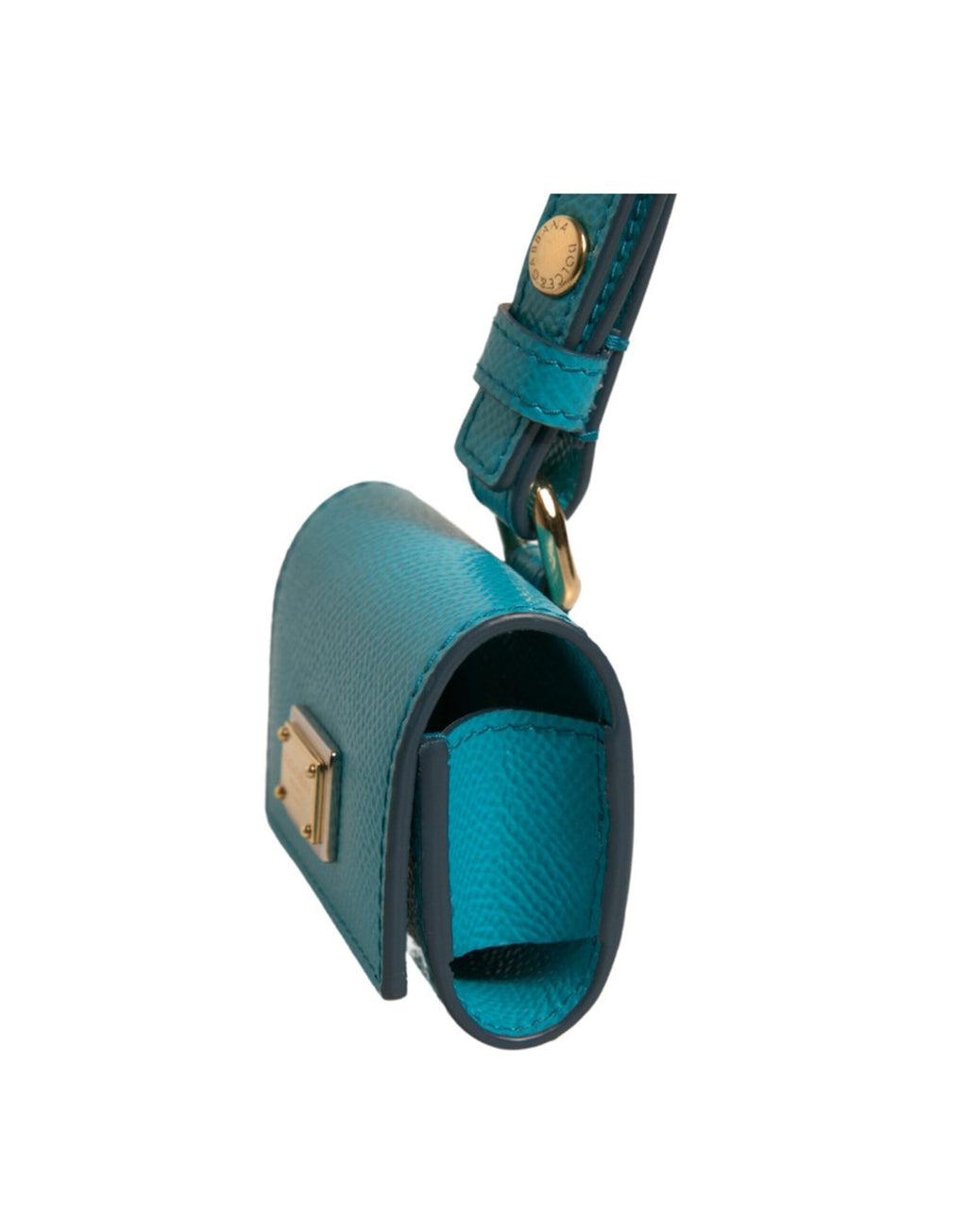 Étui Airpods en cuir avec plaque portant le logo vert, bracelet en métal doré.