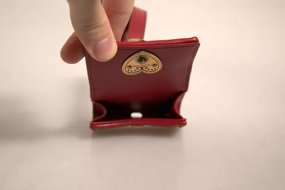 Étui Airpod en cuir noir avec cordon en forme de cœur et inscription "Devotion"