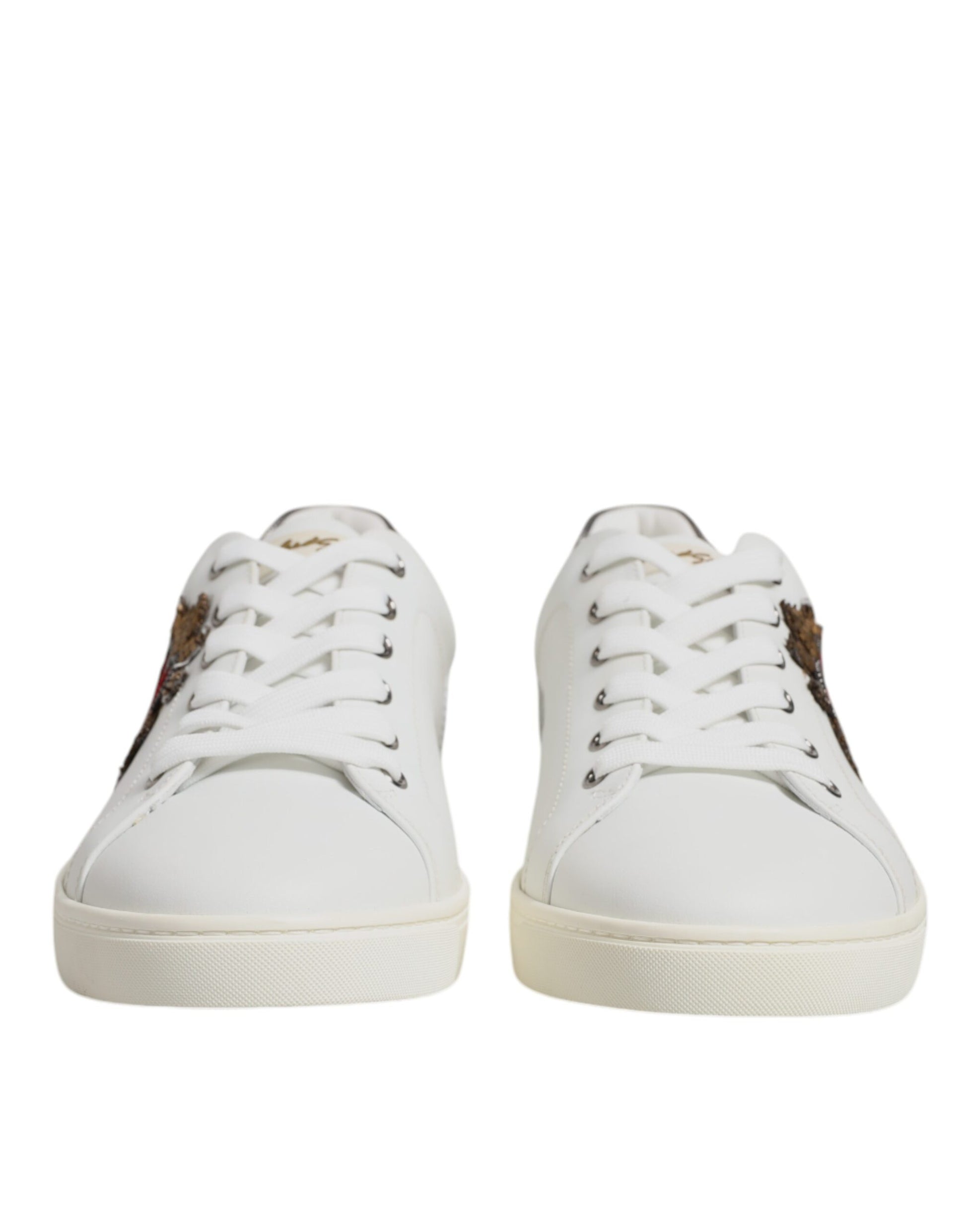 Sneakers en cuir blanc ornées de motifs en forme de cœur