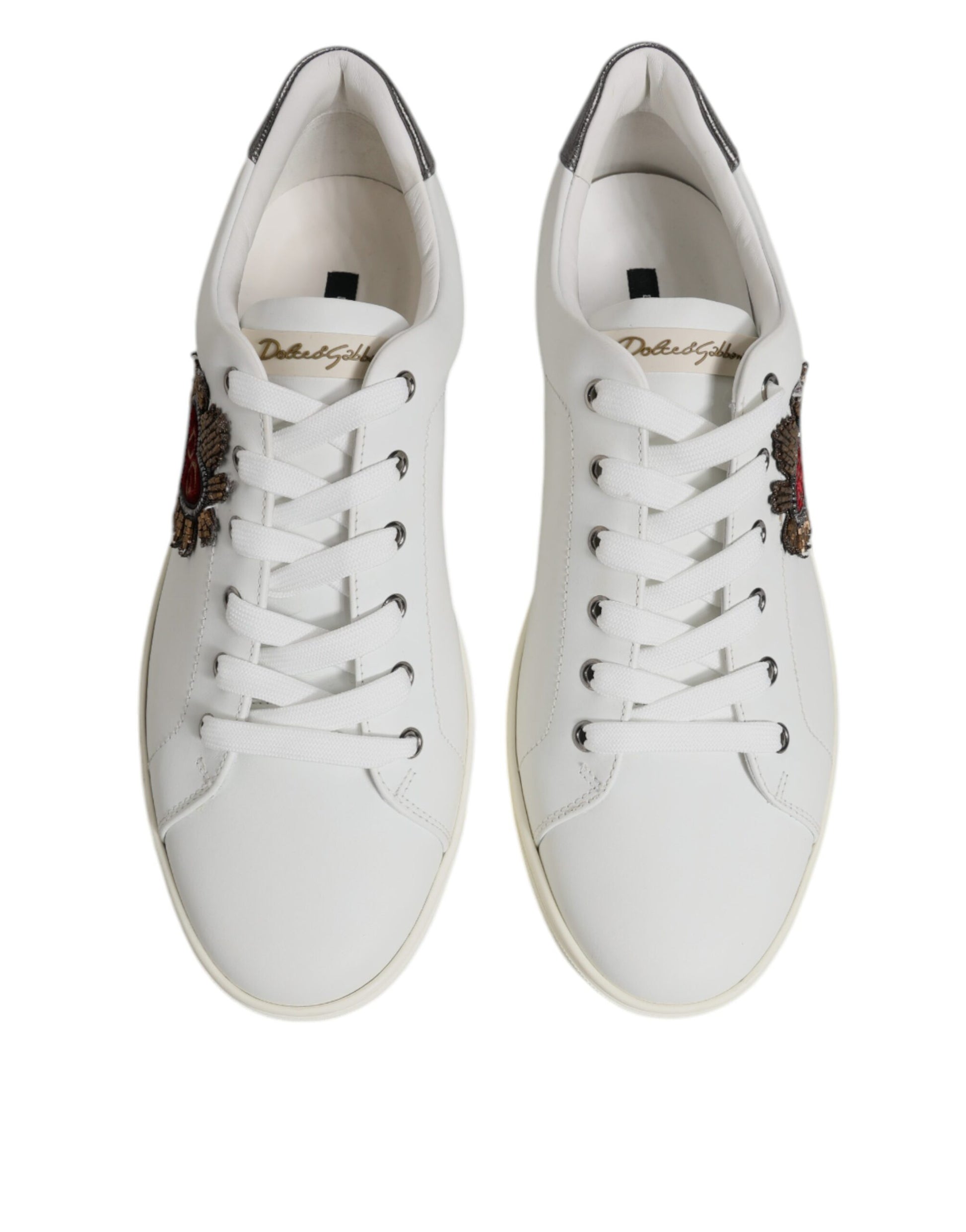 Sneakers en cuir blanc ornées de motifs en forme de cœur