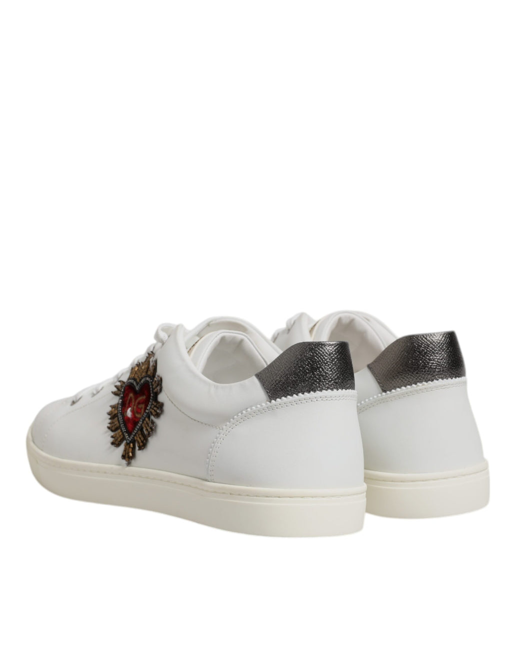 Sneakers en cuir blanc ornées de motifs en forme de cœur
