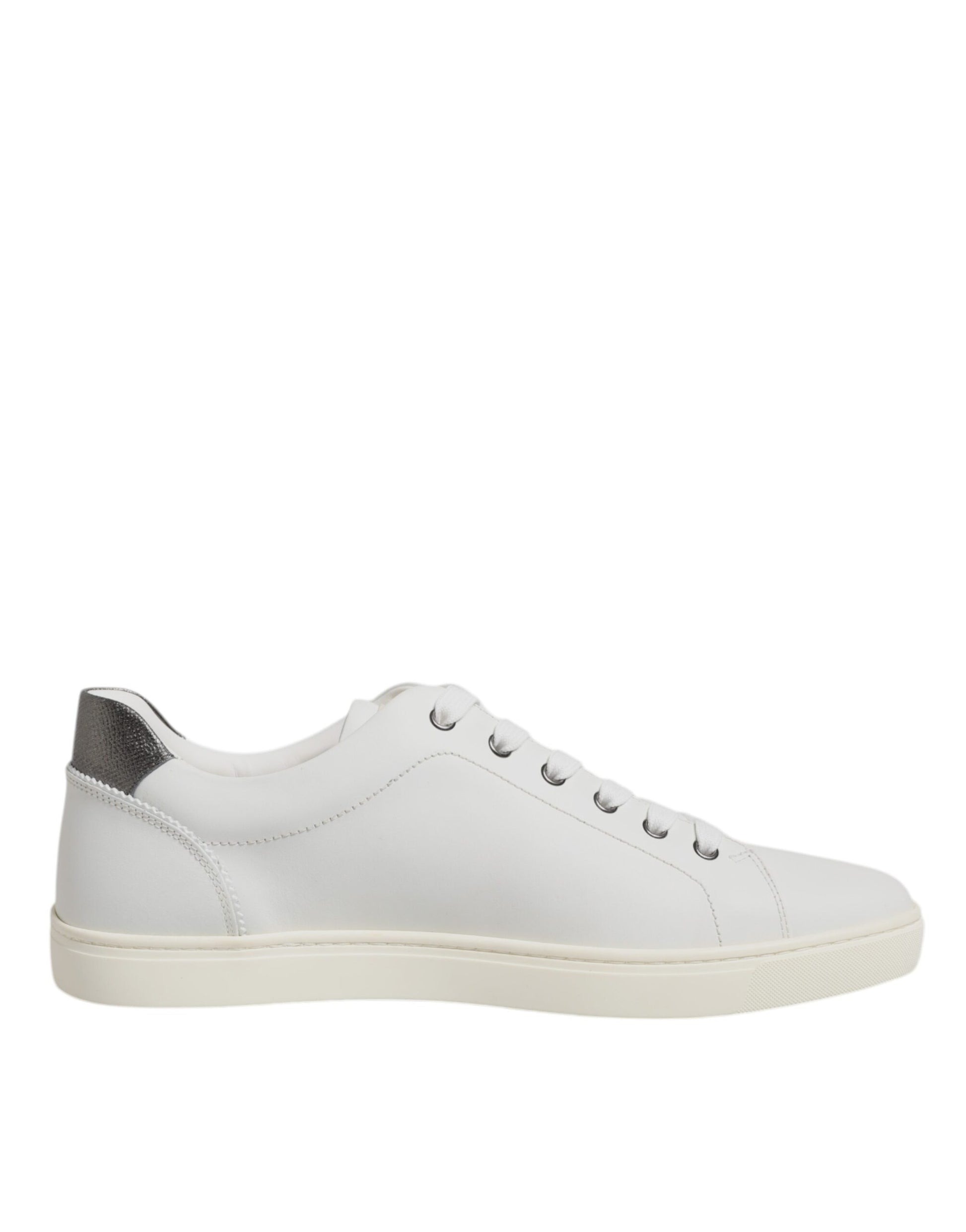 Sneakers en cuir blanc ornées de motifs en forme de cœur