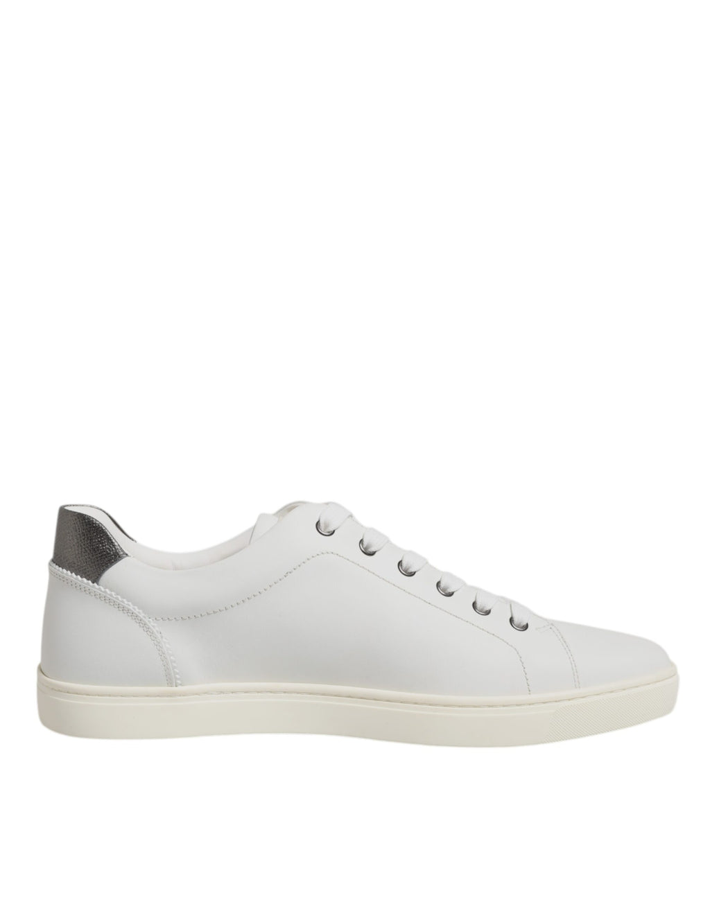 Sneakers en cuir blanc ornées de motifs en forme de cœur