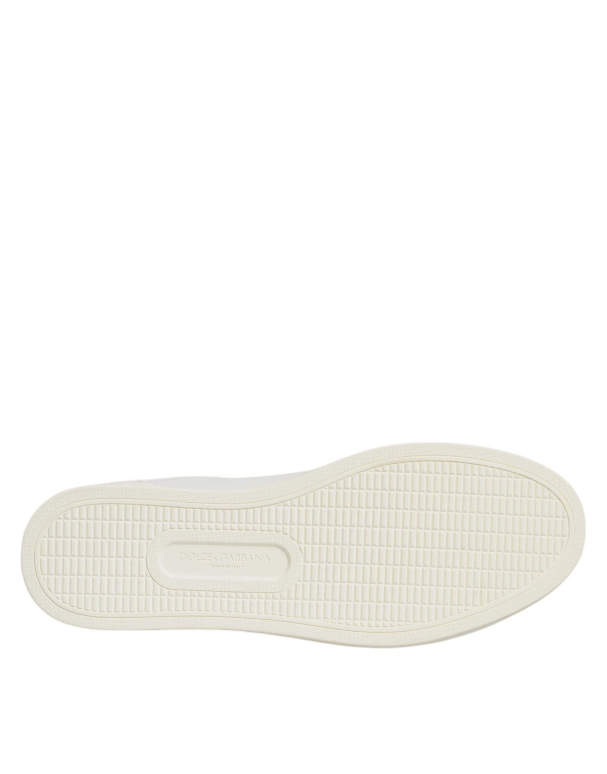 Sneakers en cuir blanc ornées de motifs en forme de cœur