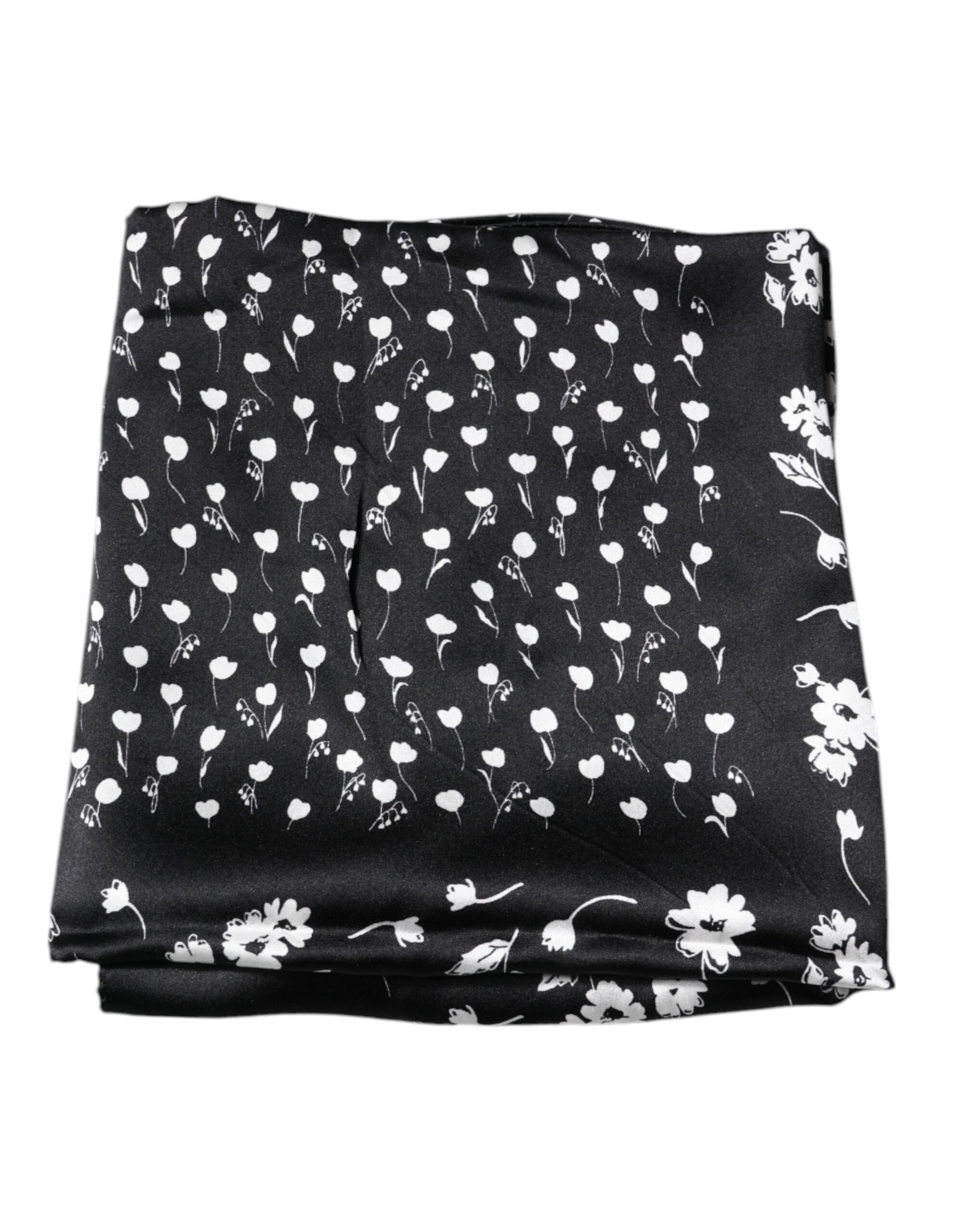 Écharpe carrée en soie à imprimé floral noir.