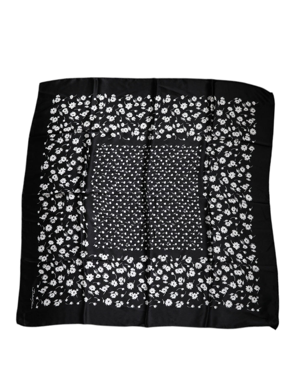 Écharpe carrée en soie à imprimé floral noir.