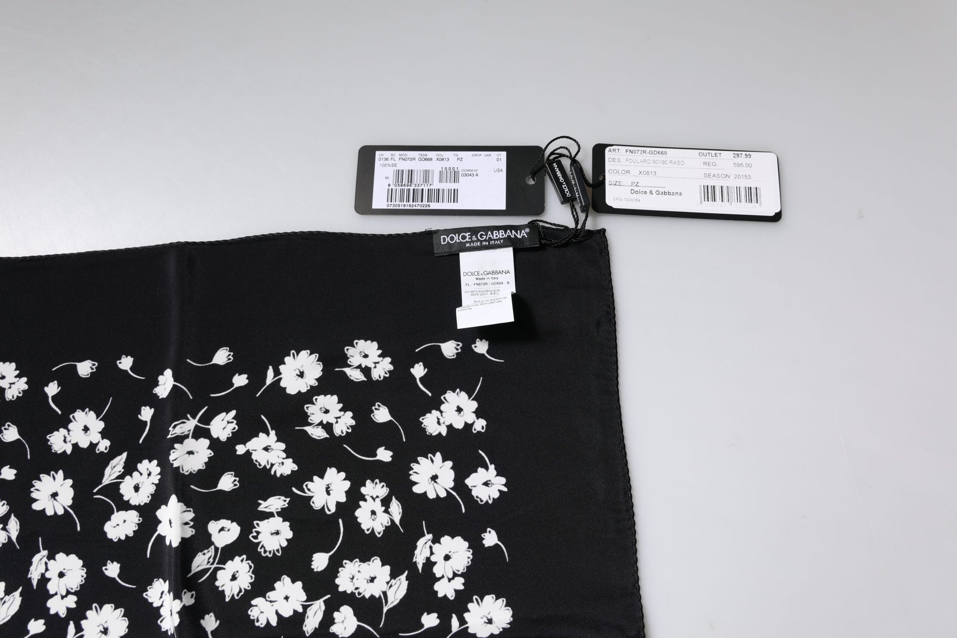 Écharpe carrée en soie à imprimé floral noir.