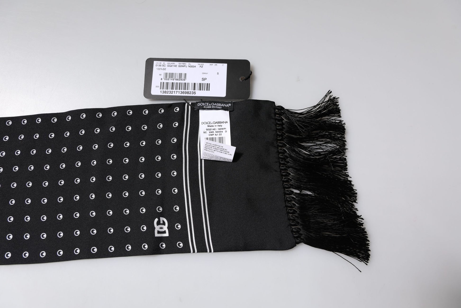 Écharpe fine en soie à pois noirs et blancs avec franges.