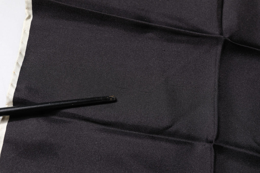 Écharpe carrée en forme de mouchoir de poche avec logo de la couronne noire.