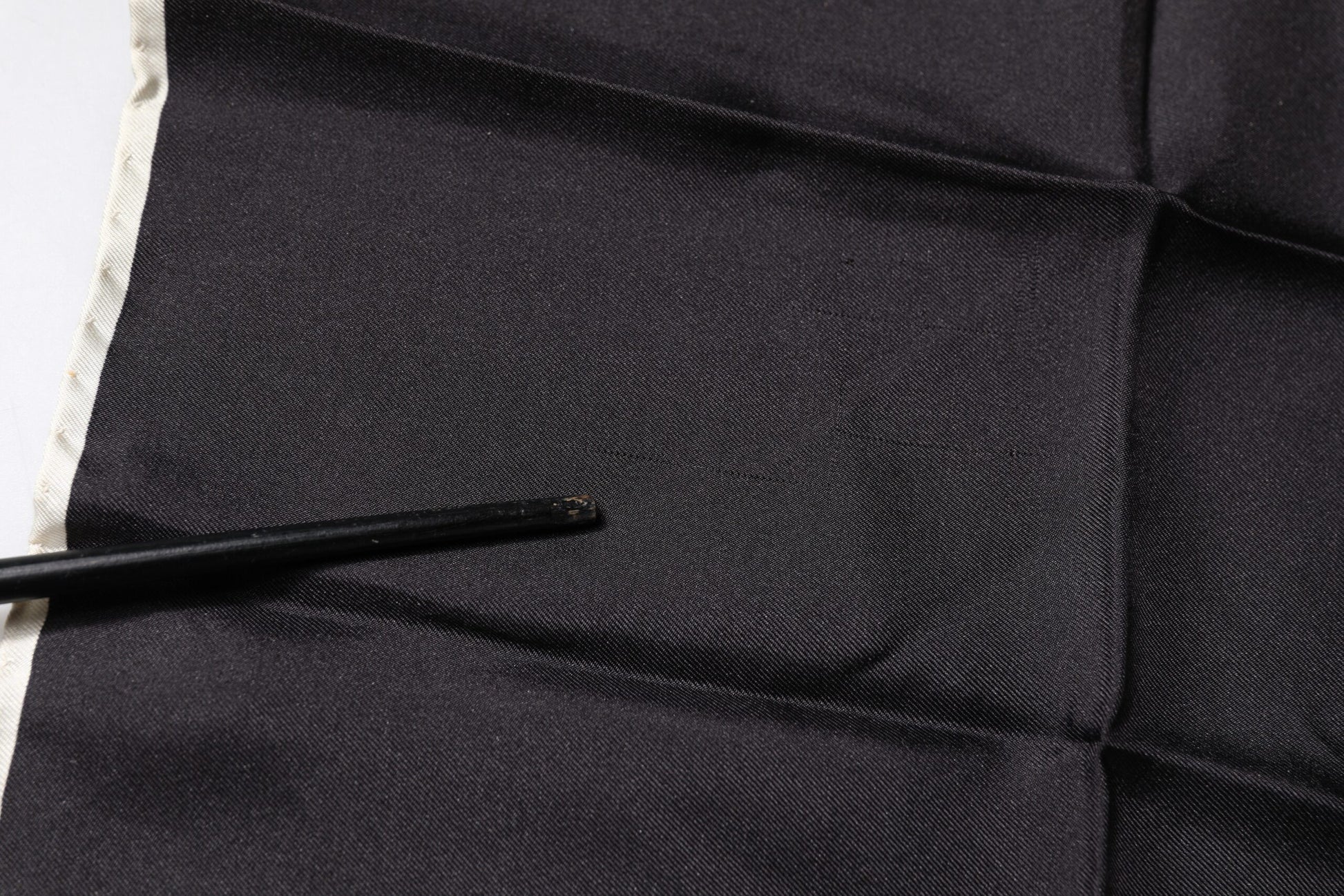 Écharpe carrée en forme de mouchoir de poche avec logo de la couronne noire.