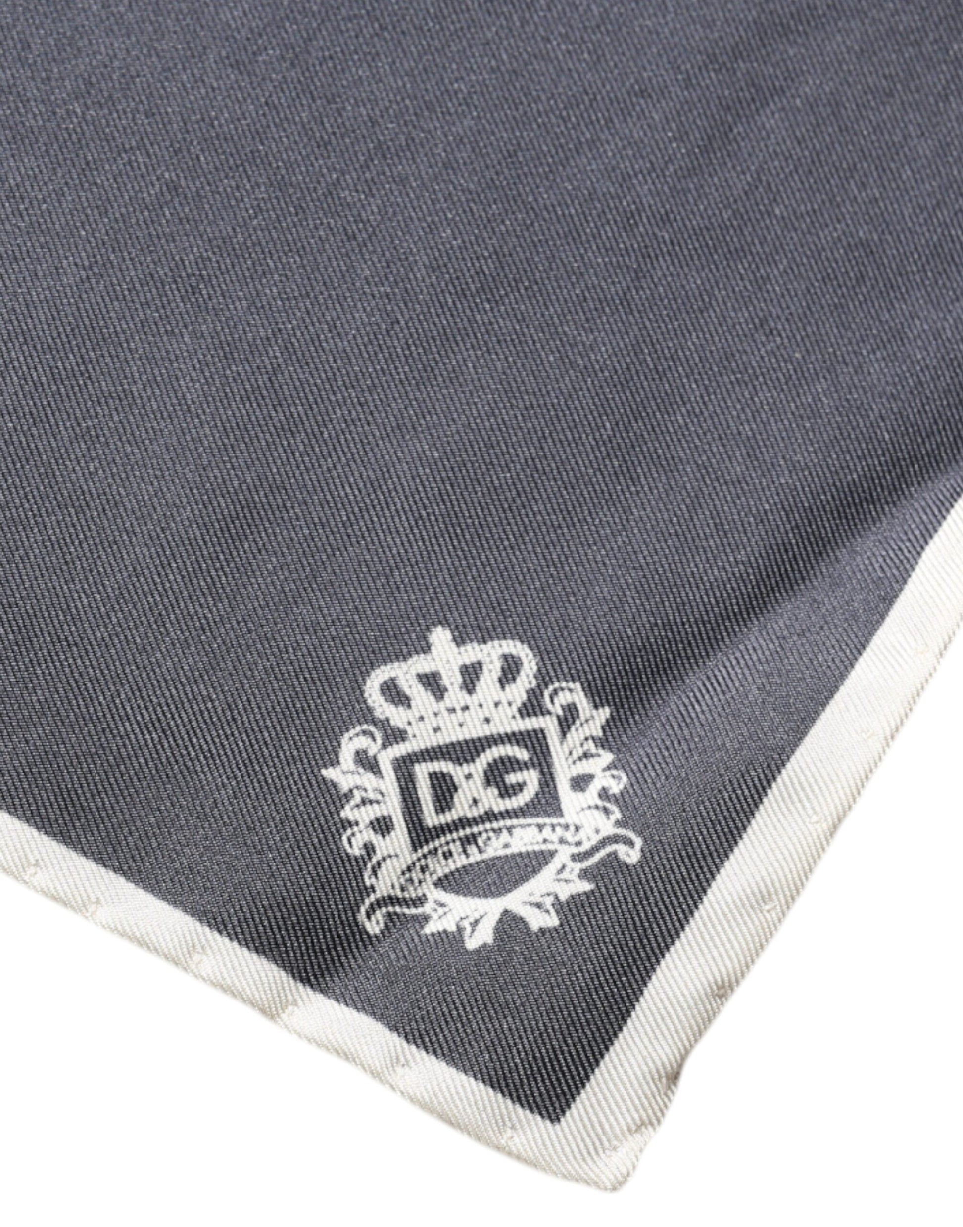 Écharpe carrée en forme de mouchoir de poche avec logo de la couronne grise.