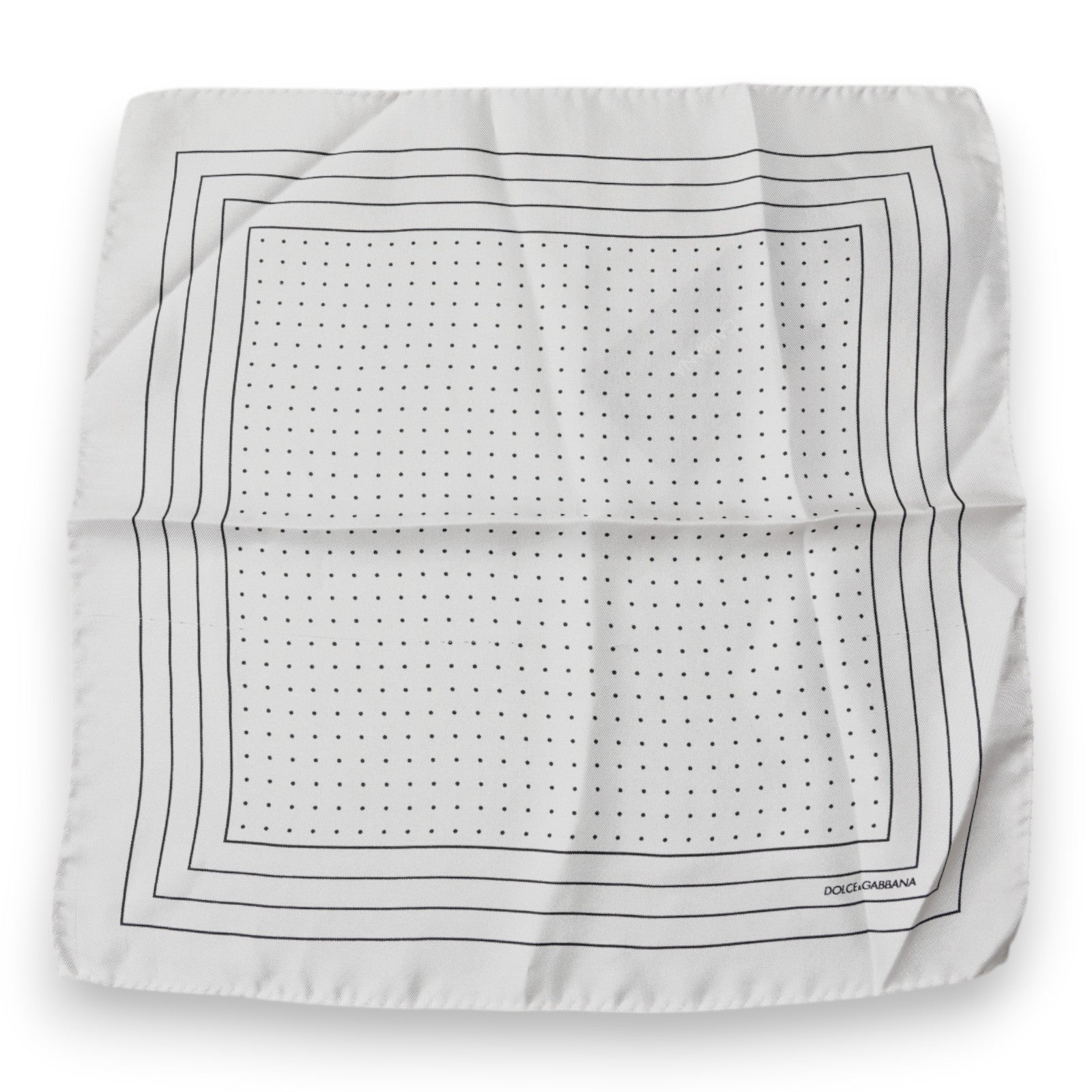 Écharpe carrée à pois blancs.