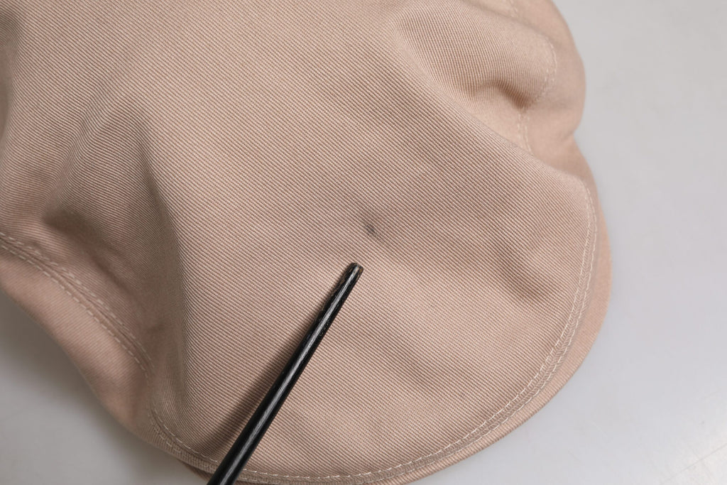 Bonninette en coton beige, chapeau de chauffeur de taxi.