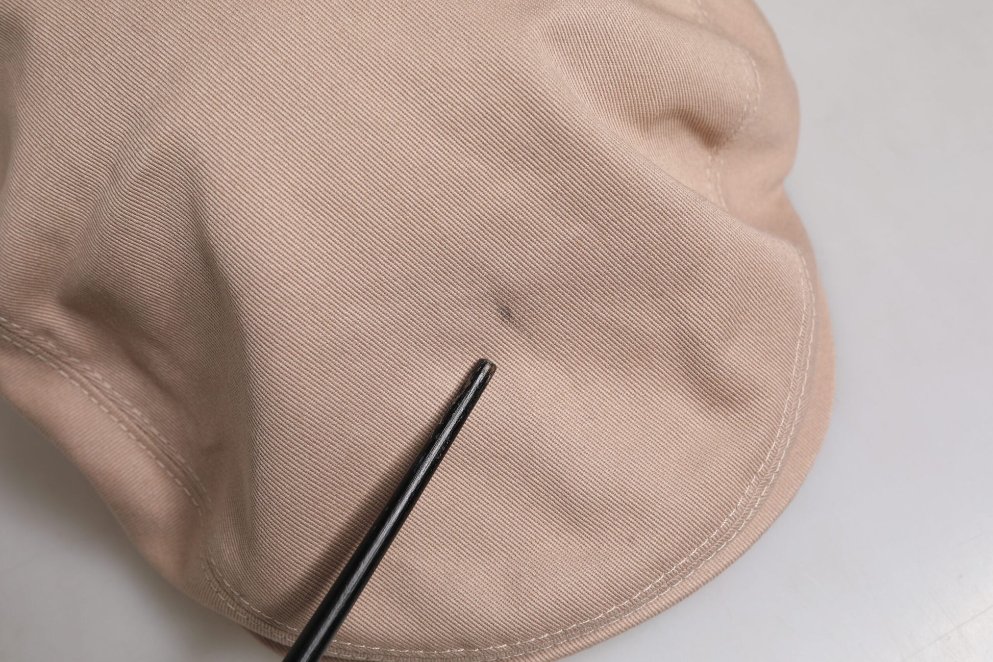 Bonninette en coton beige, chapeau de chauffeur de taxi.