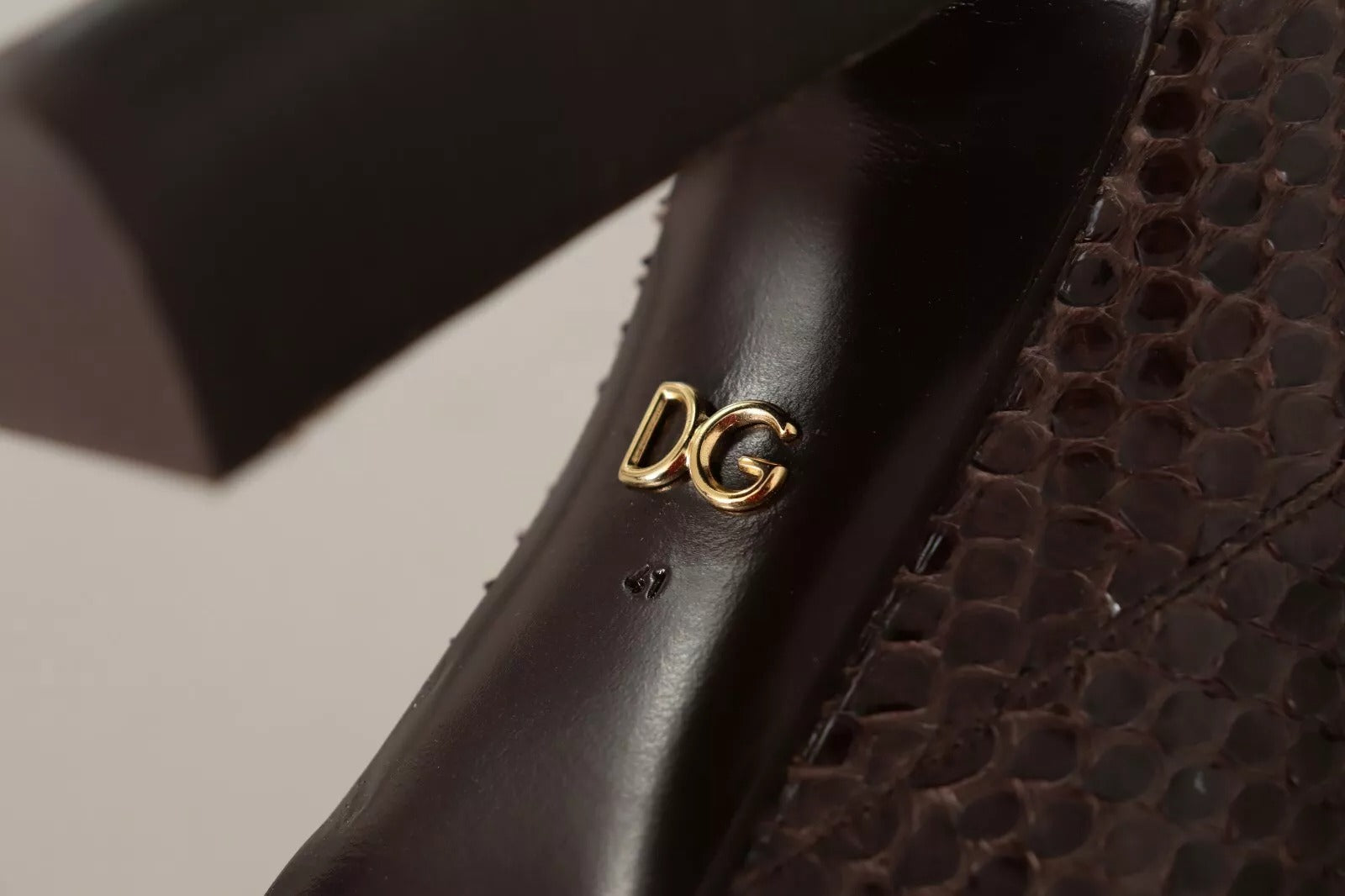 Bottines hautes en cuir exotique marron à talons hauts