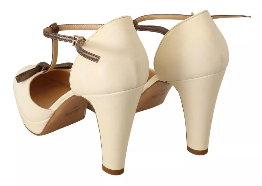 Escarpins en cuir à talons bloc et bride en T, couleur beige.