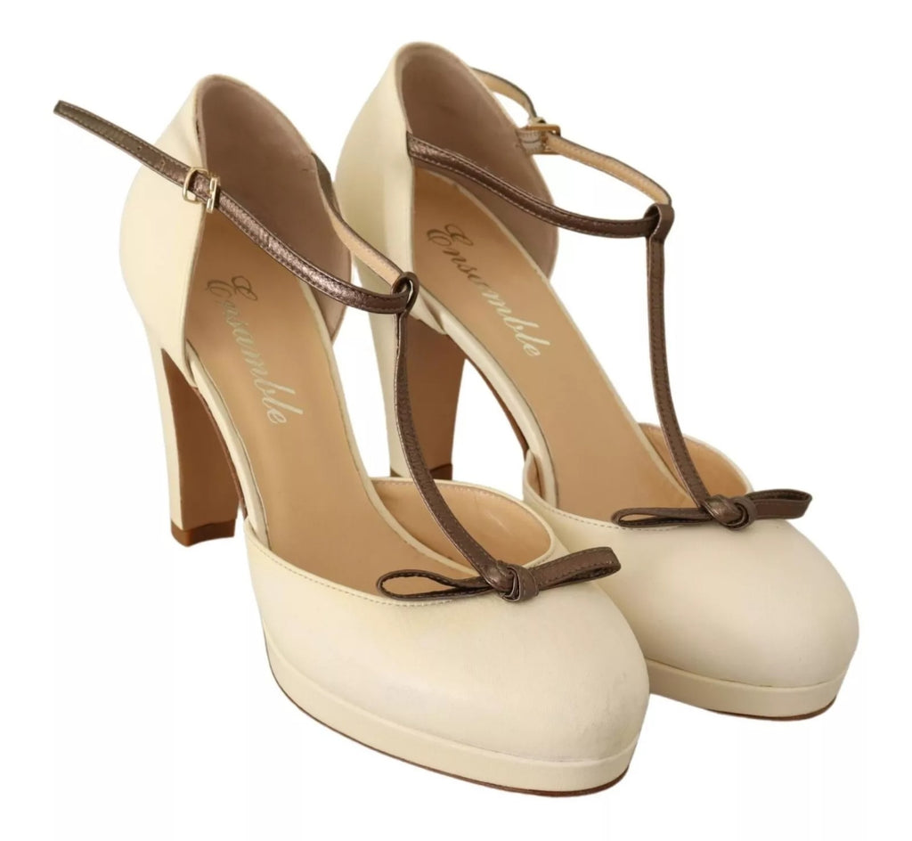 Escarpins en cuir à talons bloc et bride en T, couleur beige.