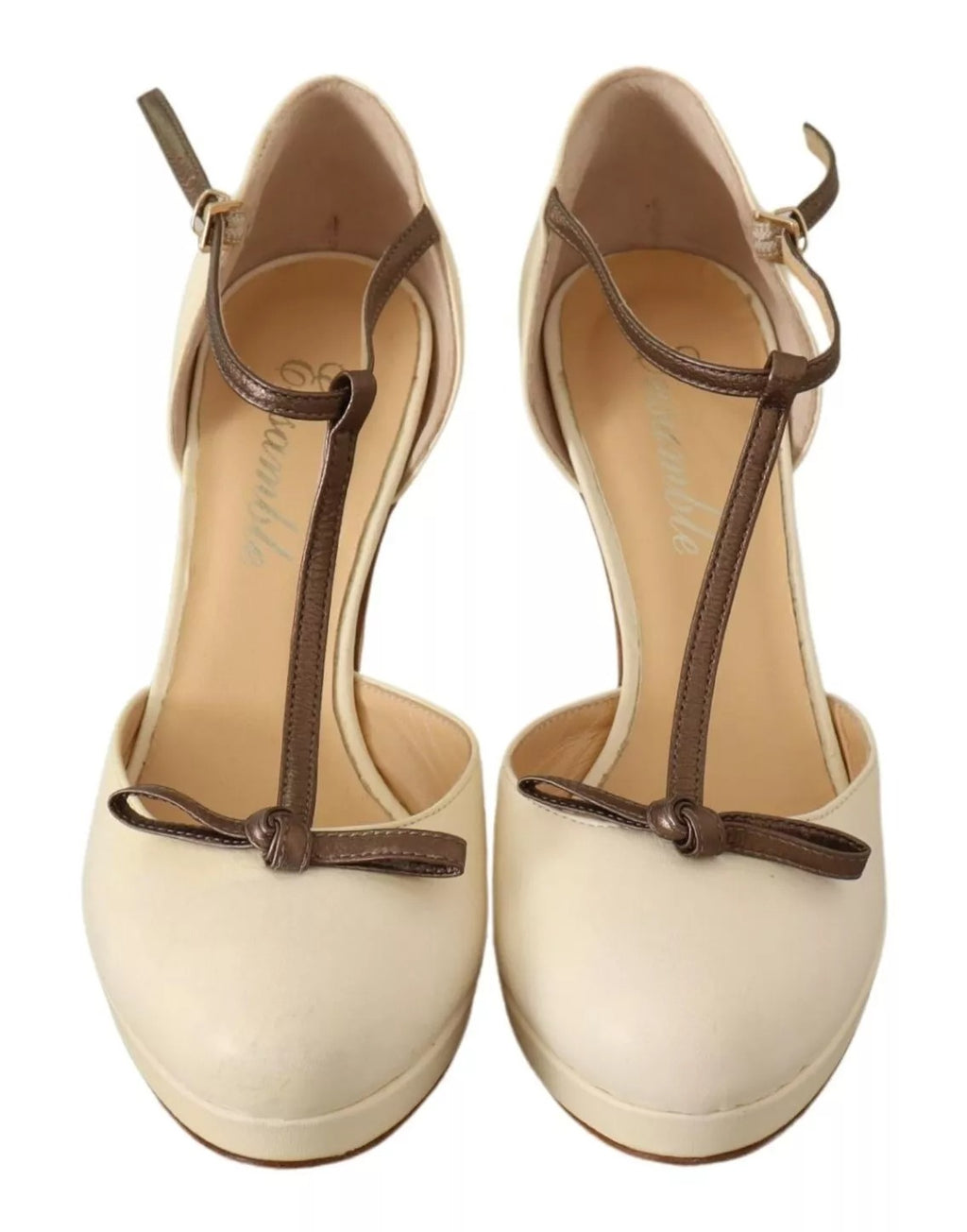 Escarpins en cuir à talons bloc et bride en T, couleur beige.