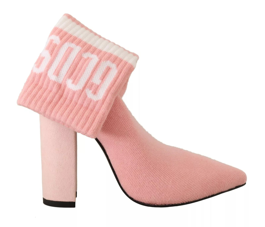 Bottines à talons compensés en daim rose avec logo et chaussettes intégrées.
