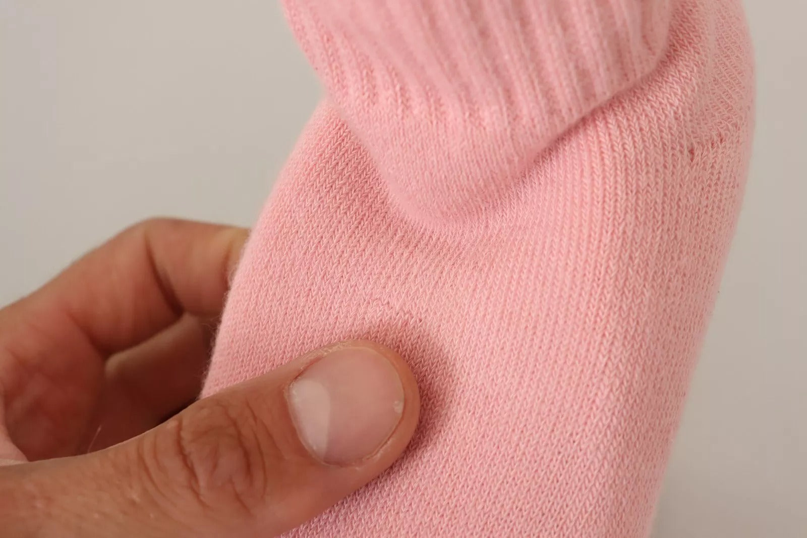Bottines à talons compensés en daim rose avec logo et chaussettes intégrées.