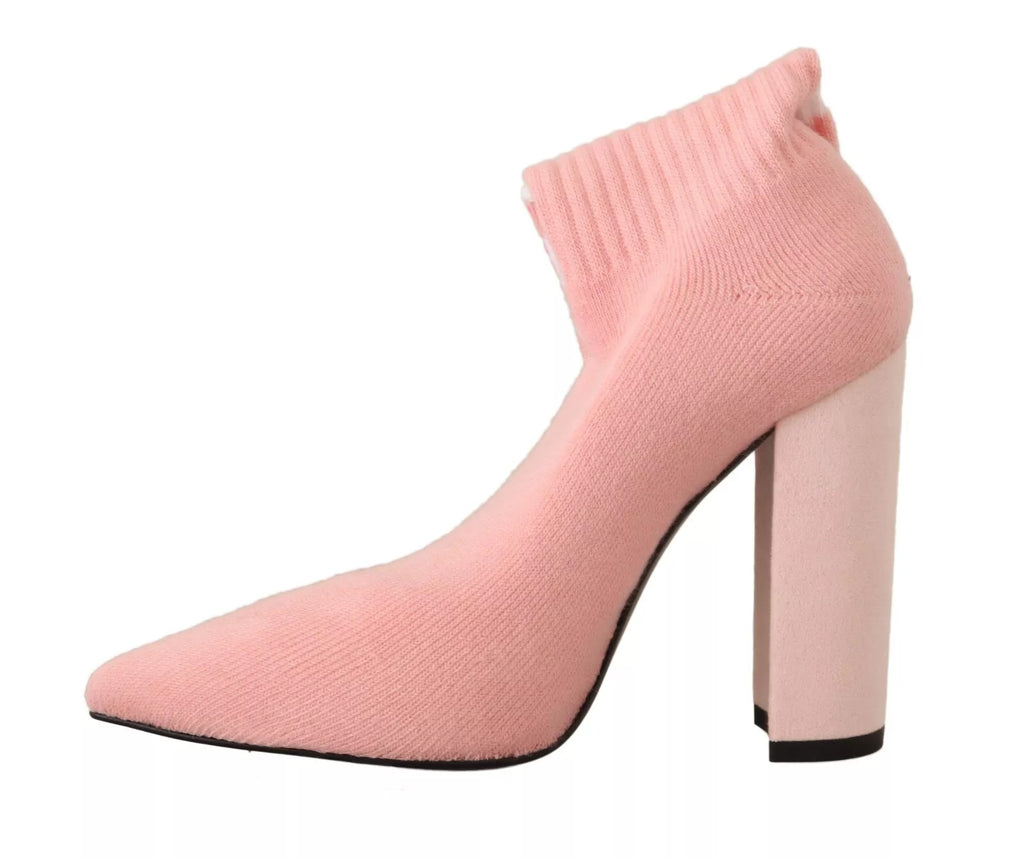 Bottines à talons compensés en daim rose avec logo et chaussettes intégrées.